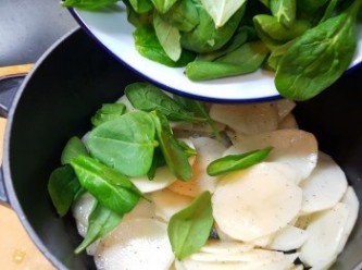 step5: 將薯片及菠菜盛起，抹乾水。