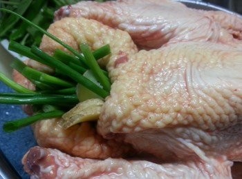 step3: 第二日將薑片及蔥段放入雞肚內