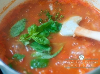 step5: 到開始滾起時，加入意大利米，Thyme，Basil，香葉。