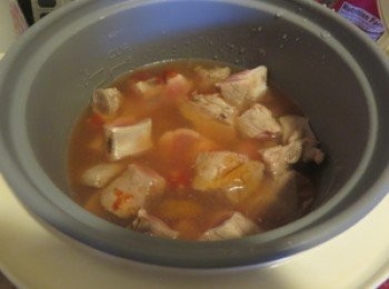 step3: 将薑片和排骨放进电饭煲按键。
当饭煲已热，排骨会煎出油，反面煎另外一面，然将其它调味料和加水，水位刚盖过骨，煮至跳键既可。也可以用鍋代替電飯煲燜煮40-50分鐘