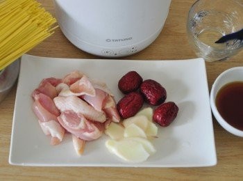 step1: 備妥去骨雞腿塊、紅棗（由側邊稍微劃開更入味）、薑片、黑麻油、米酒及薑黃麵線。