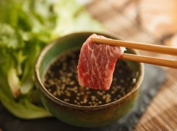 step6: 大家可以選擇自己喜好的烤肉醬搭配著烤，如果喜歡入味一點的朋友可以先將肉片沾上烤肉醬後再烤喔。