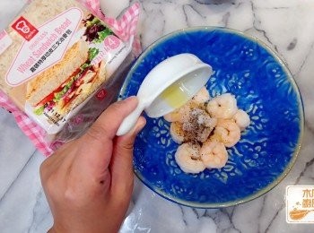 step2: 蝦放入滾水煮熟後，抹乾水份，再用橄欖油、鹽和黑胡椒略醃
