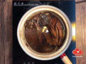 step3: 開中火煮滾後轉細火煮至豬肉熟透