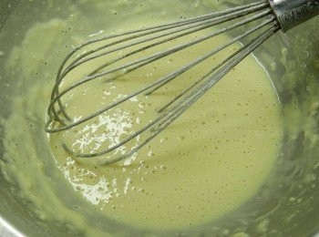 step7: 寶盒麵糊調法：先將蛋與糖打勻，加入水拌勻，最後篩入低粉與泡打粉後拌勻即可