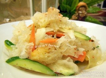 step4: 加入薑片和小黃瓜片，拌入<span class="group_2">調味料</span>放入冰箱冰鎮10分鐘以上，享用時撒上<span class="group_3">食用時加入</span>七味粉即可。