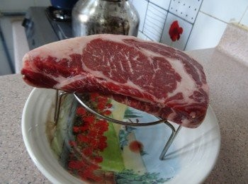 step3: 牛扒預早一天從冰格移至普通格用架乘起解凍，令表面有風乾效果,臨煎之前1小時取出。