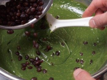 step7: 加入紅豆，用橡皮刮刀混合拌勻。攪拌至紅豆均勻分布在麵糊中就完成了