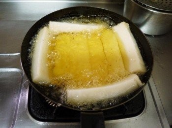 step2: 起油鍋，油熱後下蘿蔔糕，用中火炸至金黃酥脆起鍋立馬灑上少許的鹽(要起鍋就馬上灑唷)