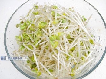 step1: 黑豆芽洗淨，除去豆殼和根部，用手折成兩段。