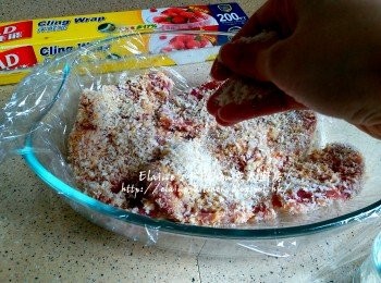 step10: 將豬扒放入器皿內(器皿內先放上一層保鮮紙墊底) , 再灑上適量的麵包糠在豬扒面