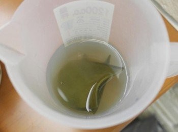 step2: 靜置1小時候取出~<span class="group_2">海帶高湯</span>備用!! 昆布真的變大了耶~~~
