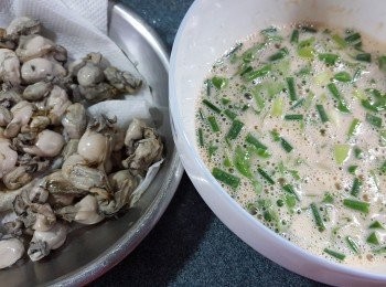 step7: 最後加入已經索乾水的蠔仔,用筷子輕手拌勻