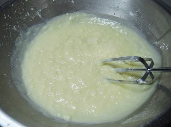 step4: 隔水加熱，一邊攪動，約5-7分鐘後，布丁糊就會開始變濃稠，就可以移出，攪拌均勻