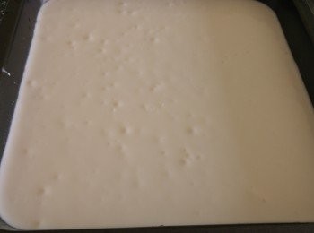 step1: 先將粉和糖攪勻後加入奶和椰漿再用打蛋器攪勻,最後落油再次攪勻備用。蒸盆需搽油用明火蒸20分鐘,用水波爐蒸25分鐘。