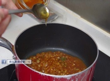 step3: 豬肋排在烤焗時，把<span class="group_2">醃料</span>和蜂蜜煮滾，然後轉小火把汁煮至稠，關火備用。