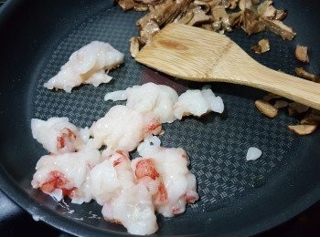 step8: 將牛肝菌撥去一邊,再加少許油煎香龍蝦