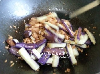 step6: 再加入豬肉碎炒至轉色 , 將茄子回鑊兜勻