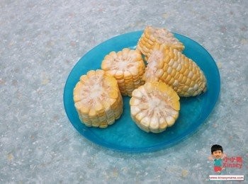 step2: 粟米去衣，洗淨切件~