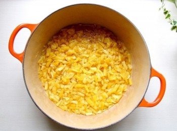 step6: 再加入剩下的1/3麥芽糖,過程中需不時攪拌收乾水份(使用中小火)。