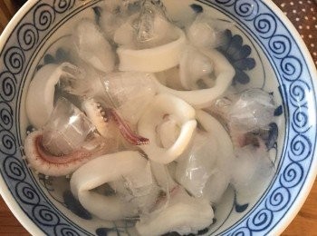 step3: 加入冰塊及凍水幫魷魚過冷河