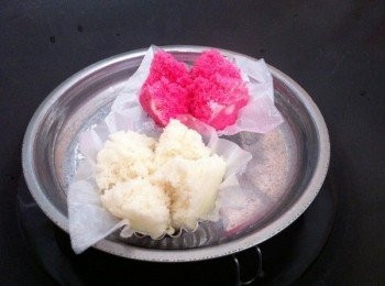 step4: 鍋裡的水燒熱后，放在鍋面大火蒸20分鐘，用濕布圍鍋蓋外圍一圈，不讓熱氣有空間跑出來，這樣發糕在裡面就會發得美美的。