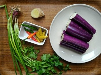 step1: 茄子切去頭尾再切半