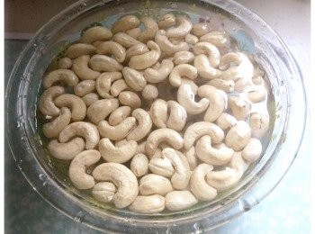 step1: 生腰果先浸水20分鐘，撈起瀝乾。
