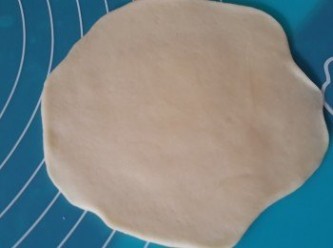 step6: 用擀面棒將麵團擀至中間厚，邊較薄的圓形