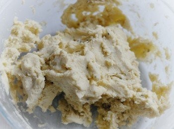 step5: 用手堆成完整麵團，如太濕潤，可加點麵粉；如太乾可加點茶