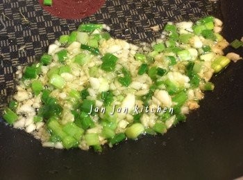 step4: 熱鑊下油小火炒香蒜蓉蔥粒。其實此刻這個蔥蒜醬用來拌飯吃已經是很美味呢！