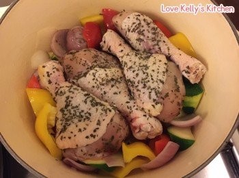 step2: 用牛油炒一炒d蔬菜，落少許鹽及清雞湯，煮多1分鐘便可以將醃好的雞鎚放上面，蓋上蓋中細火熱10分鐘(現在可以先預熱焗爐200度)，熄火繼續焗3分鐘；