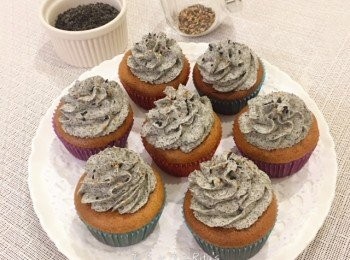 step20: 將<span class="group_4">芝麻乳酪奶油霜</span>擠在已放涼的戚風杯子蛋糕上,再灑上少許的熟芝麻做裝飾,便完成了香濃柔軟的黑芝麻乳酪戚風杯子蛋糕。