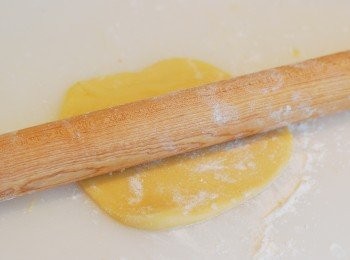 step11: 檯面及擀麵棍上撒點麵粉，將小麵團擀成圓片