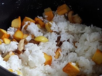 step5: 加入冷飯炒至飯粒散開。