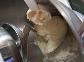 step3: 再加入半湯匙豬油搓粉糰搓至光滑軟身(中式包不用搓到有筋膜)(因每隻麵粉受水不同,如所有水份已加入亦不能搓至軟身就需要加少許水,相反如太軟身難控制就加少許底粉)