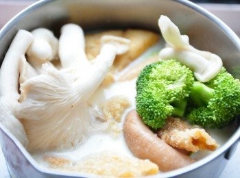 step3: 將豆漿倒入鍋中中小火滾煮，菇菇類、豆皮、油豆腐、綠花椰放入滾煮