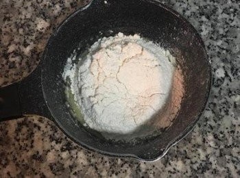step3: 將低筋麵粉篩入煮滾的牛奶和無鹽奶油中，