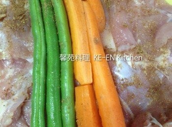 step1: 雞腿兩邊切開、撒上花椒粉、辣椒粉、桂肉粉、中間放上碗豆、紅蘿蔔條