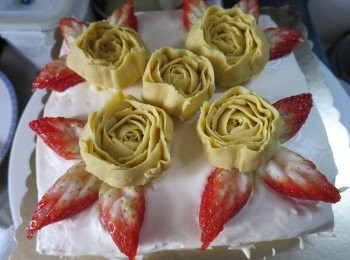 step28: 將黃蕃薯入唧袋,唧出玫瑰花形狀,放上蛋糕上,再放上士多啤梨葉(唧玫瑰花方法可參考Tips內附上的網址