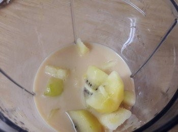 step2: 奇異果 , 鳳梨切塊後 , 加入果汁機中