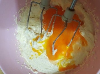 step3: (3) 加入蛋黃 ( 分2-3次加入 ) 繼續攪拌至光滑。