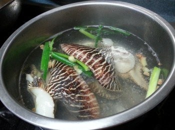 step2: 大花螺用2片薑及1條蔥,水滾後出水3分鐘,洗淨切片備用