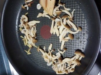 step4: 落真姬菇炒勻
