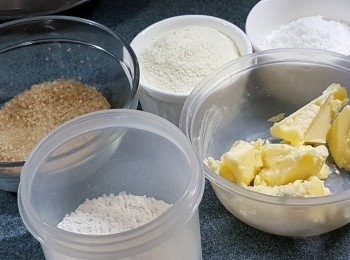 step3: 將雞尾包內餡,普通牛油50g,低筋麵粉38g, 奶粉45g, 砂糖28g, 椰絲20g搓勻