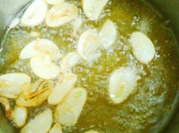 step4: 蒜頭切片放進鍋裡油炸,看顏色有點變金黃色就可取出備用