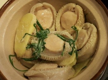 step3: 放入鮑魚，細火略炒，上蓋，在蓋邊倒入一瓶蓋紹興酒。保持細火煮數分鐘，轉大火30秒