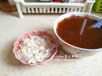 step5: 蒜頭及乾蔥頭剁成蓉 , 所有<span class="group_3">調味料</span>放入碗內拌勻備用