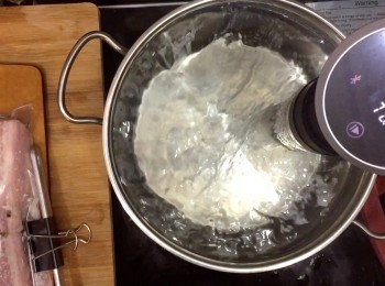 step5: 慢煮棒入已加滿水的大鍋，預熱70 ˚C，放入耐熱密封袋，用水壓迫走空氣再封口，慢煮9小時
＊沒有慢煮棒的，不用抹鹽鞠，直接把蒜、薑、蔥、白胡椒粒和2小匙鹽加入水，煮沸後放入五花腩，再煮沸轉最小火煮30分鐘，關火焗30分鐘

把煮好的五花腩放入雪櫃冰1小時