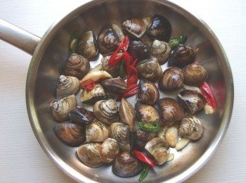 step3: 依序加入蛤蜊大火翻炒,淋上少許米酒煮至酒精揮發,蓋上鍋蓋轉中火(約2-3分鐘)。